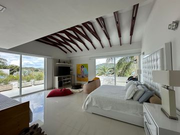 Venta Lujosa Finca Lago Calima con Acceso directo al Lago (Muelle Privado)