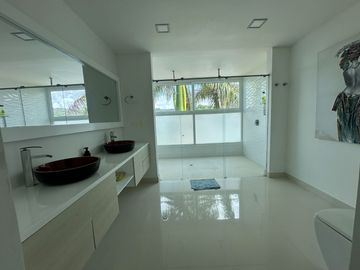 Venta Lujosa Finca Lago Calima con Acceso directo al Lago (Muelle Privado)