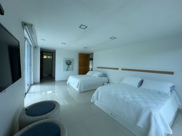 Venta Lujosa Finca Lago Calima con Acceso directo al Lago (Muelle Privado)