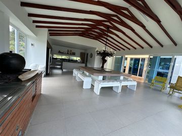Venta Lujosa Finca Lago Calima con Acceso directo al Lago (Muelle Privado)
