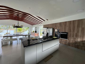 Venta Lujosa Finca Lago Calima con Acceso directo al Lago (Muelle Privado)