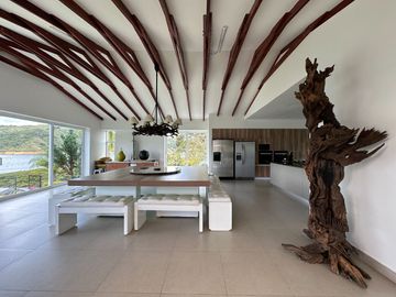 Venta Lujosa Finca Lago Calima con Acceso directo al Lago (Muelle Privado)