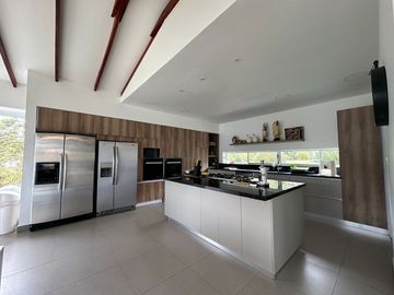 Venta Lujosa Finca Lago Calima con Acceso directo al Lago (Muelle Privado)