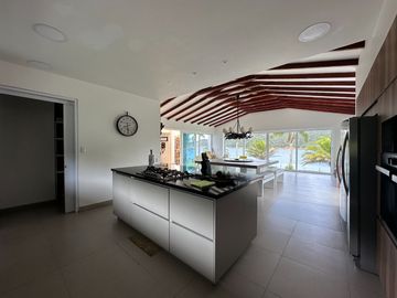 Venta Lujosa Finca Lago Calima con Acceso directo al Lago (Muelle Privado)