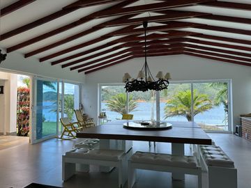 Venta Lujosa Finca Lago Calima con Acceso directo al Lago (Muelle Privado)