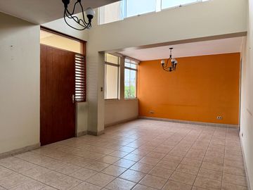 DUPLEX EN VENTA FRENTE A PARQUE, URB ALBORADA, SURCO