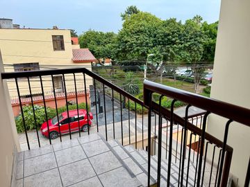 DUPLEX EN VENTA FRENTE A PARQUE, URB ALBORADA, SURCO