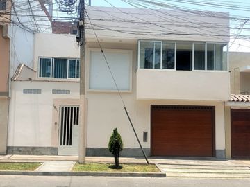 ESPECTACULAR CASA DE 200m2 FRENTE A PARQUE