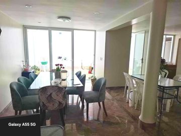 ESPECTACULAR CASA DE 200m2 FRENTE A PARQUE