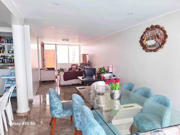 ESPECTACULAR CASA DE 200m2 FRENTE A PARQUE