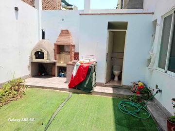 ESPECTACULAR CASA DE 200m2 FRENTE A PARQUE