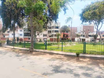 ESPECTACULAR CASA DE 200m2 FRENTE A PARQUE