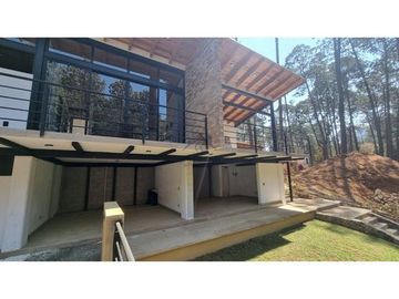 EN VENTA CASA MODERNA CON VISTA AL BOSQUE