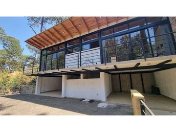 EN VENTA CASA MODERNA CON VISTA AL BOSQUE