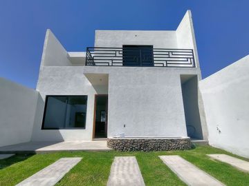 Céntrica casa nueva en Tequisquiapan, 3 rec, 2.5 baños, ¡Super ubicada!