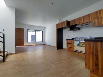 Céntrica casa nueva en Tequisquiapan, 3 rec, 2.5 baños, ¡Super ubicada!