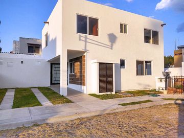 Casa en venta en Tequisquiapan, Club de Golf, Nueva 3 rec. amplia y luminosa