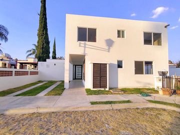 Casa en venta en Tequisquiapan, Club de Golf, Nueva 3 rec. amplia y luminosa