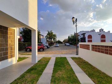 Casa en venta en Tequisquiapan, Club de Golf, Nueva 3 rec. amplia y luminosa