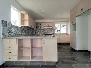Casa en venta en Tequisquiapan, Club de Golf, Nueva 3 rec. amplia y luminosa