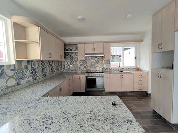 Casa en venta en Tequisquiapan, Club de Golf, Nueva 3 rec. amplia y luminosa