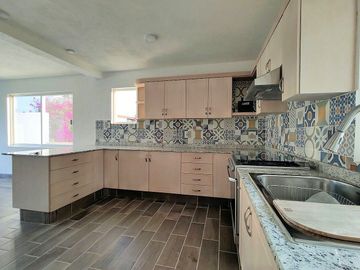 Casa en venta en Tequisquiapan, Club de Golf, Nueva 3 rec. amplia y luminosa