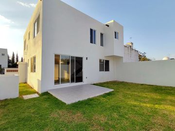 Casa en venta en Tequisquiapan, Club de Golf, Nueva 3 rec. amplia y luminosa