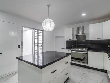 CASA EN VENTA EN LOMAS DE CORTES, CUERNAVACA, DENTRO DE FRACCIONAMIENTO CON ACCESO CONTROLADO