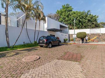 CASA EN VENTA EN LOMAS DE CORTES, CUERNAVACA, DENTRO DE FRACCIONAMIENTO CON ACCESO CONTROLADO
