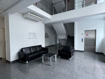 Edificio de 1355 m², 5 Pisos de Oficina con Ascensor en La Molina