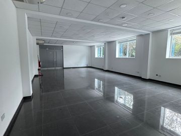 Edificio de 1355 m², 5 Pisos de Oficina con Ascensor en La Molina