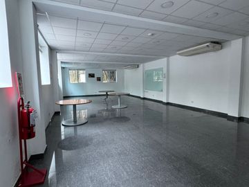 Edificio de 1355 m², 5 Pisos de Oficina con Ascensor en La Molina