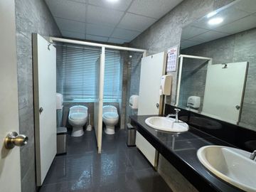 Edificio de 1355 m², 5 Pisos de Oficina con Ascensor en La Molina