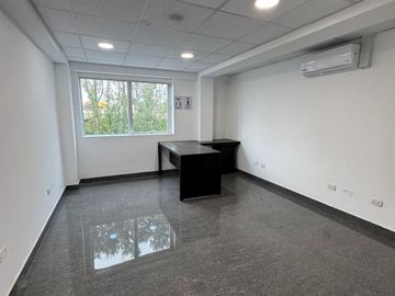 Edificio de 1355 m², 5 Pisos de Oficina con Ascensor en La Molina