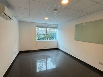 Edificio de 1355 m², 5 Pisos de Oficina con Ascensor en La Molina