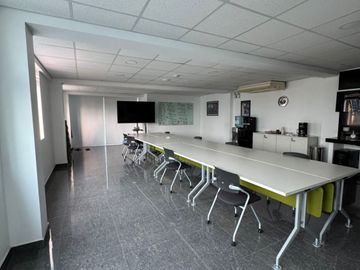 Edificio de 1355 m², 5 Pisos de Oficina con Ascensor en La Molina