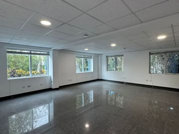 Edificio de 1355 m², 5 Pisos de Oficina con Ascensor en La Molina