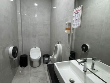 Edificio de 1355 m², 5 Pisos de Oficina con Ascensor en La Molina