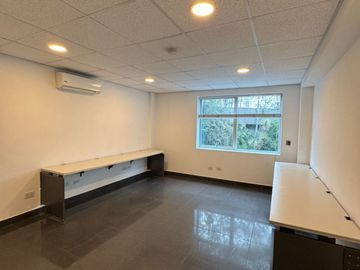 Edificio de 1355 m², 5 Pisos de Oficina con Ascensor en La Molina