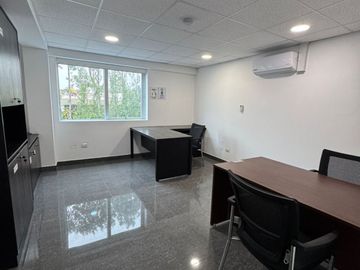 Edificio de 1355 m², 5 Pisos de Oficina con Ascensor en La Molina