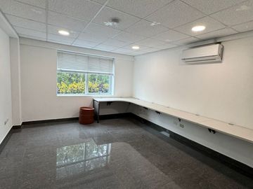 Edificio de 1355 m², 5 Pisos de Oficina con Ascensor en La Molina