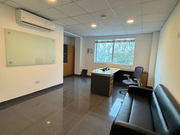 Edificio de 1355 m², 5 Pisos de Oficina con Ascensor en La Molina