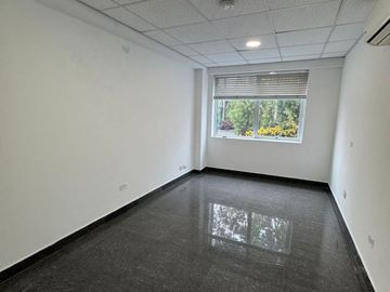 Edificio de 1355 m², 5 Pisos de Oficina con Ascensor en La Molina