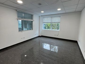 Edificio de 1355 m², 5 Pisos de Oficina con Ascensor en La Molina