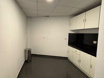 Edificio de 1355 m², 5 Pisos de Oficina con Ascensor en La Molina