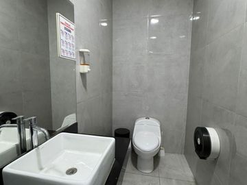 Edificio de 1355 m², 5 Pisos de Oficina con Ascensor en La Molina