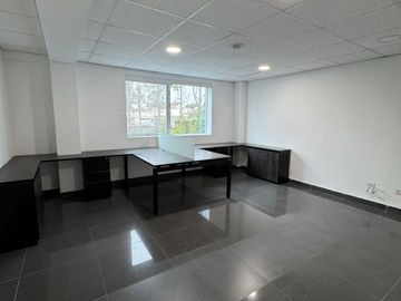 Edificio de 1355 m², 5 Pisos de Oficina con Ascensor en La Molina
