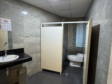 Edificio de 1355 m², 5 Pisos de Oficina con Ascensor en La Molina