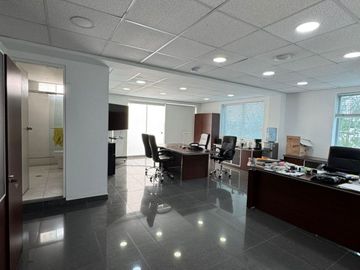 Edificio de 1355 m², 5 Pisos de Oficina con Ascensor en La Molina