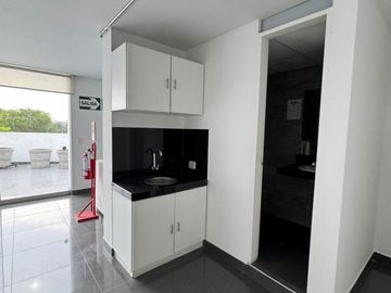 Edificio de 1355 m², 5 Pisos de Oficina con Ascensor en La Molina